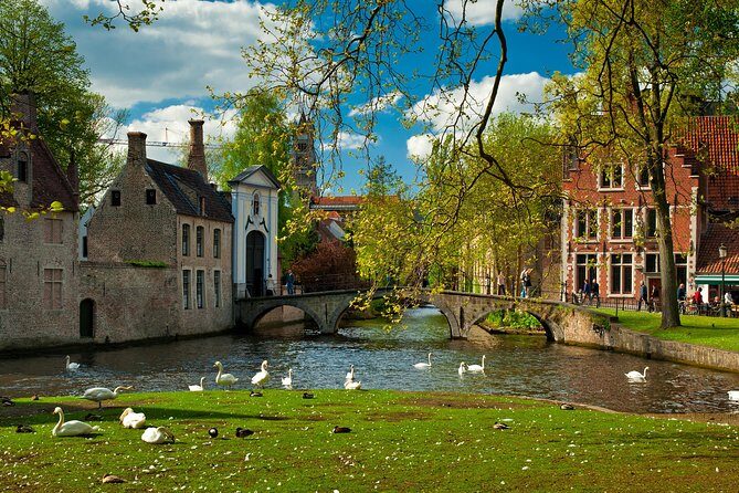 Bruges Walking Tour - Bruges beer, medieval houses, and the photo bridge moment