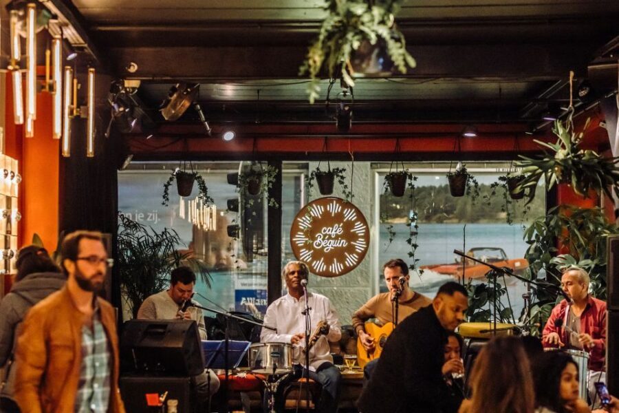 Brussels: Private Beers, Bars, and Live Music Tour by Night - Quai aux Briques: where the night starts with music and momentum