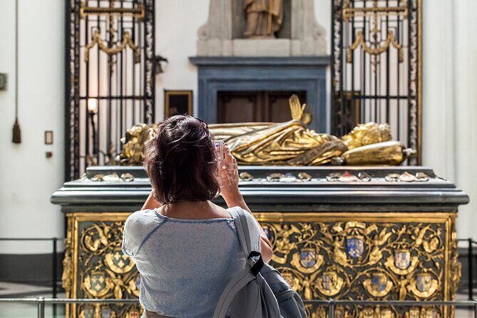 Exclusive Bruges Churches Tour: Admire Michelangelo’s Masterpiece - Stop 1: Sint-Jakobskerk and the medieval elite feel