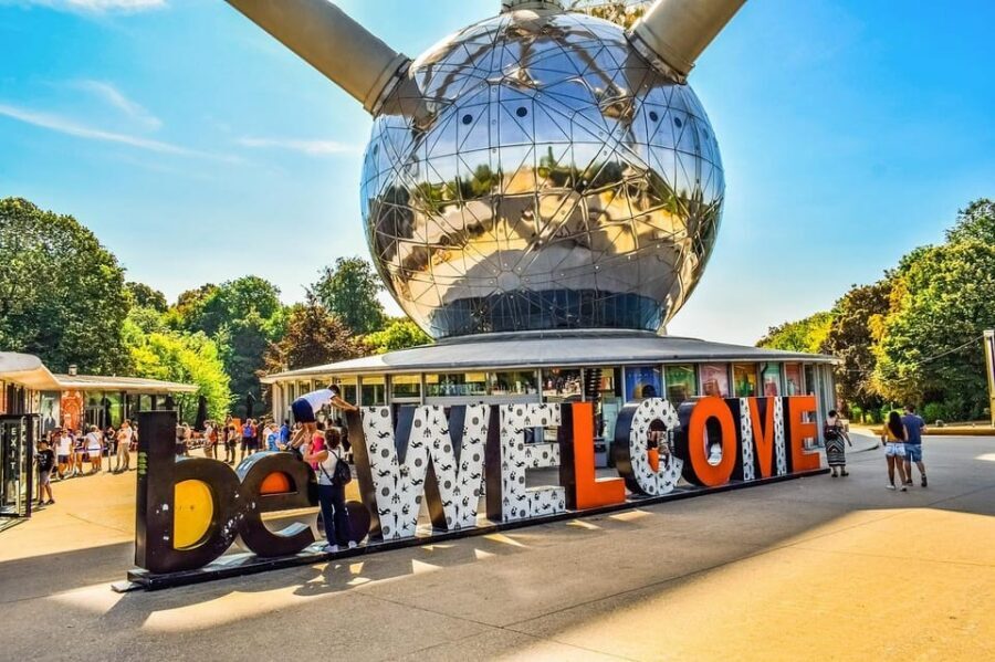 From Amsterdam: To Brussels - Travel as a VIP - Manneken Pis and the 15-Minute Photo-Stop Strategy