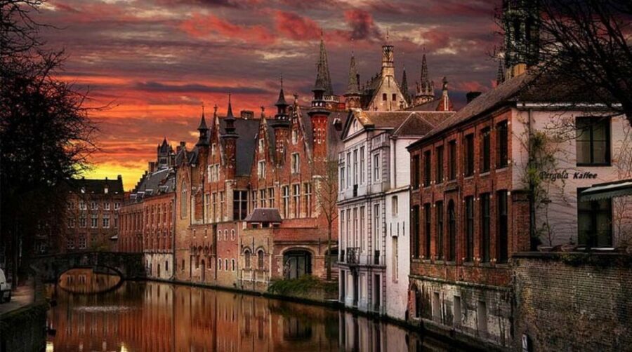 From Brussels: Bruges Day Trip with Boat Tour Option (ENG) - Bruges walking tour: how the guide turns a maze into a map
