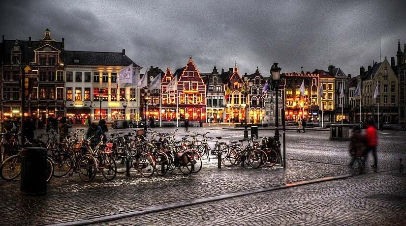 From Brussels: Bruges Day Trip with Boat Tour Option (ES) - Headphones and radios: a small detail that can matter
