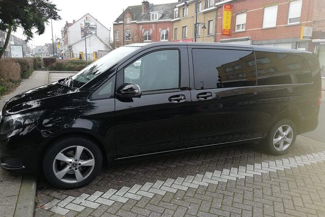 Luxury Minivan from Charleroi airport to the city of Brussels - Inside the vehicle: climate control and Wi‑Fi that make the ride useful